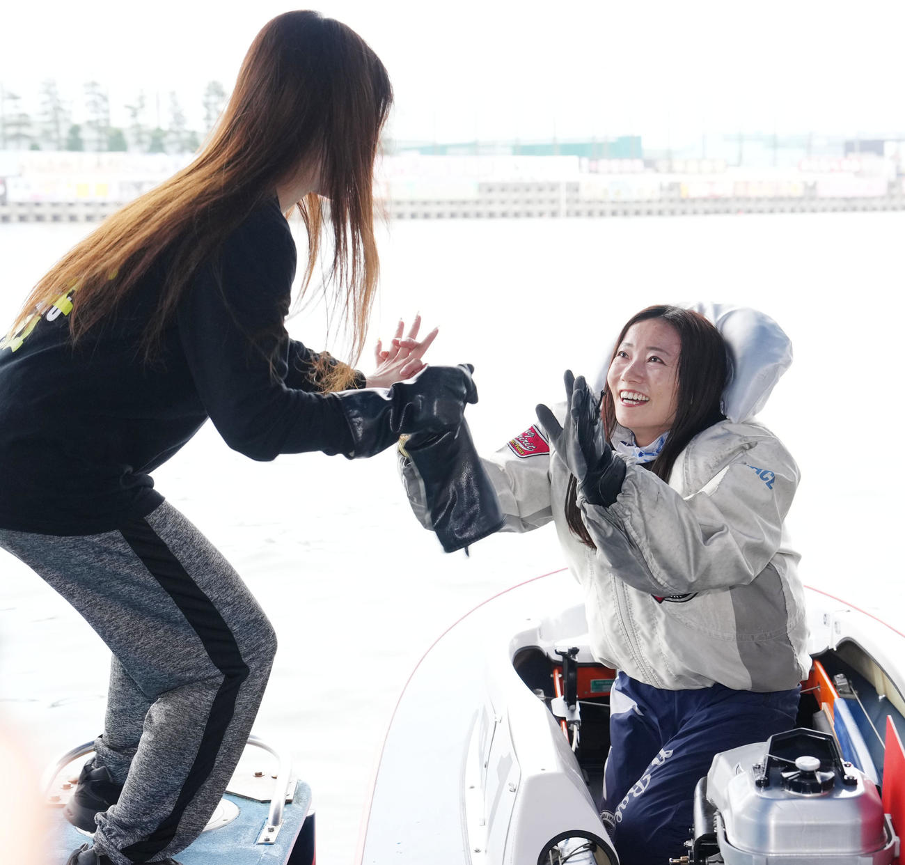 G2レディースオールスター「最終日・優勝戦」優勝し平川香織（左）と笑顔でタッチを交わす浜田亜理沙（4546）（撮影・森本幸一）＝2025年5月18日、ボートレースとこなめ