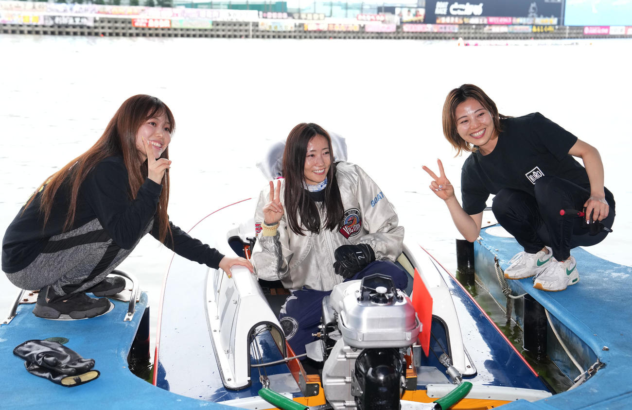 優勝した浜田亜理沙（中央）は平川香織、中田夕貴らと笑顔でポーズ（撮影・森本幸一）