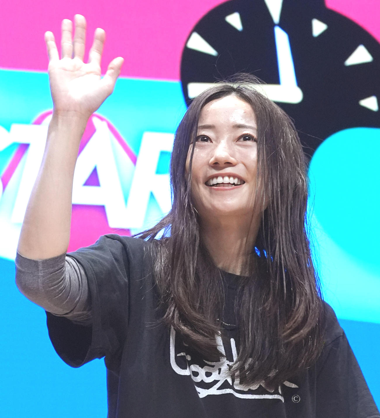 表彰式でファンに手を振る浜田亜理沙