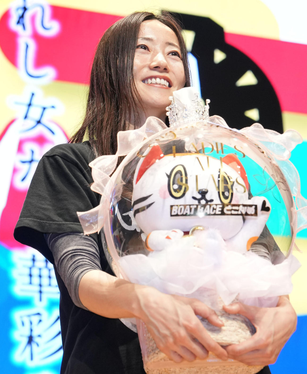 表彰式で笑顔を見せる浜田亜理沙