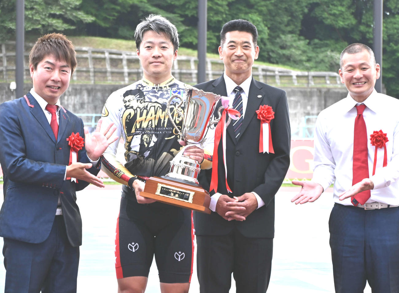 神山雄一郎氏（右から2人目）、タレントのU字工事から祝福される小原太樹（左から2人目）