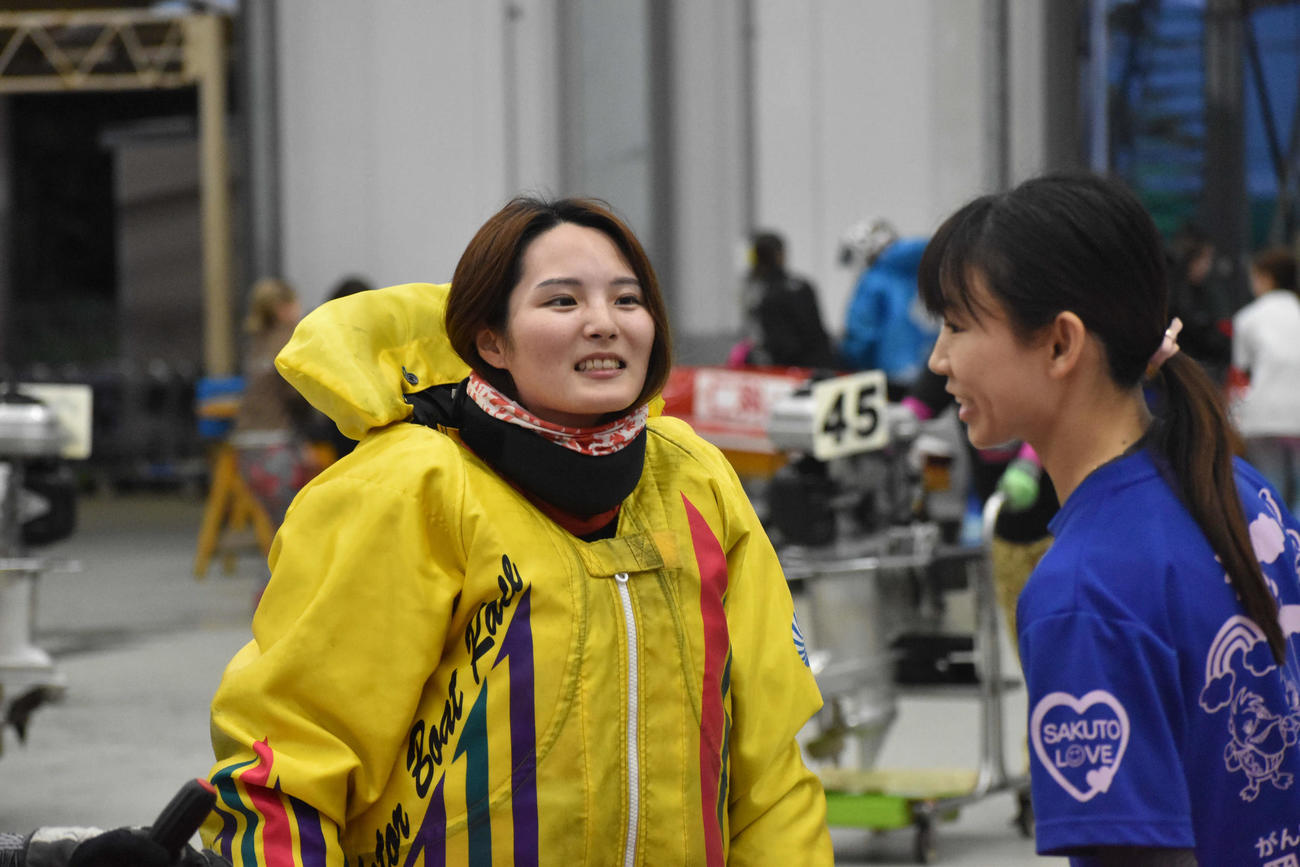 守屋美穂（右）に指導を受ける長尾萌加