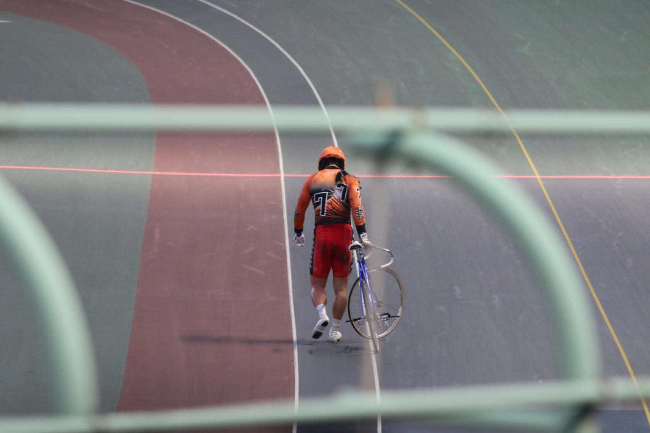 18年KEIRINグランプリで落車し、故障した自転車を手にゴールを目指す平原康多（提供写真）
