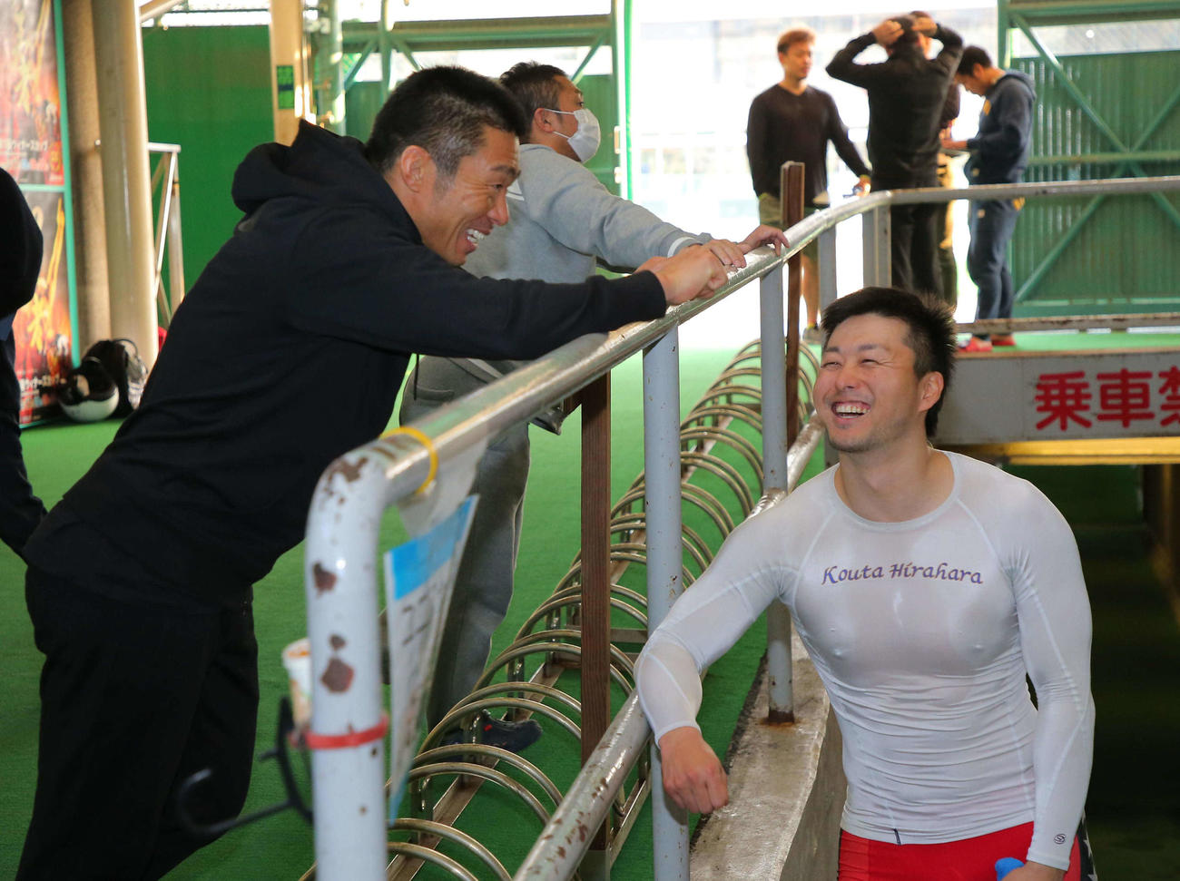 17年3月、レース後に笑顔で言葉を交わす平原康多と武田豊樹（左）
