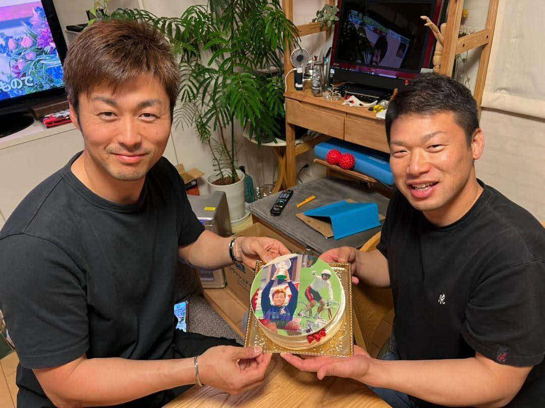 21年、練習仲間にG1優勝を祝ってもらう平原康多と宿口陽一（右）（提供写真）