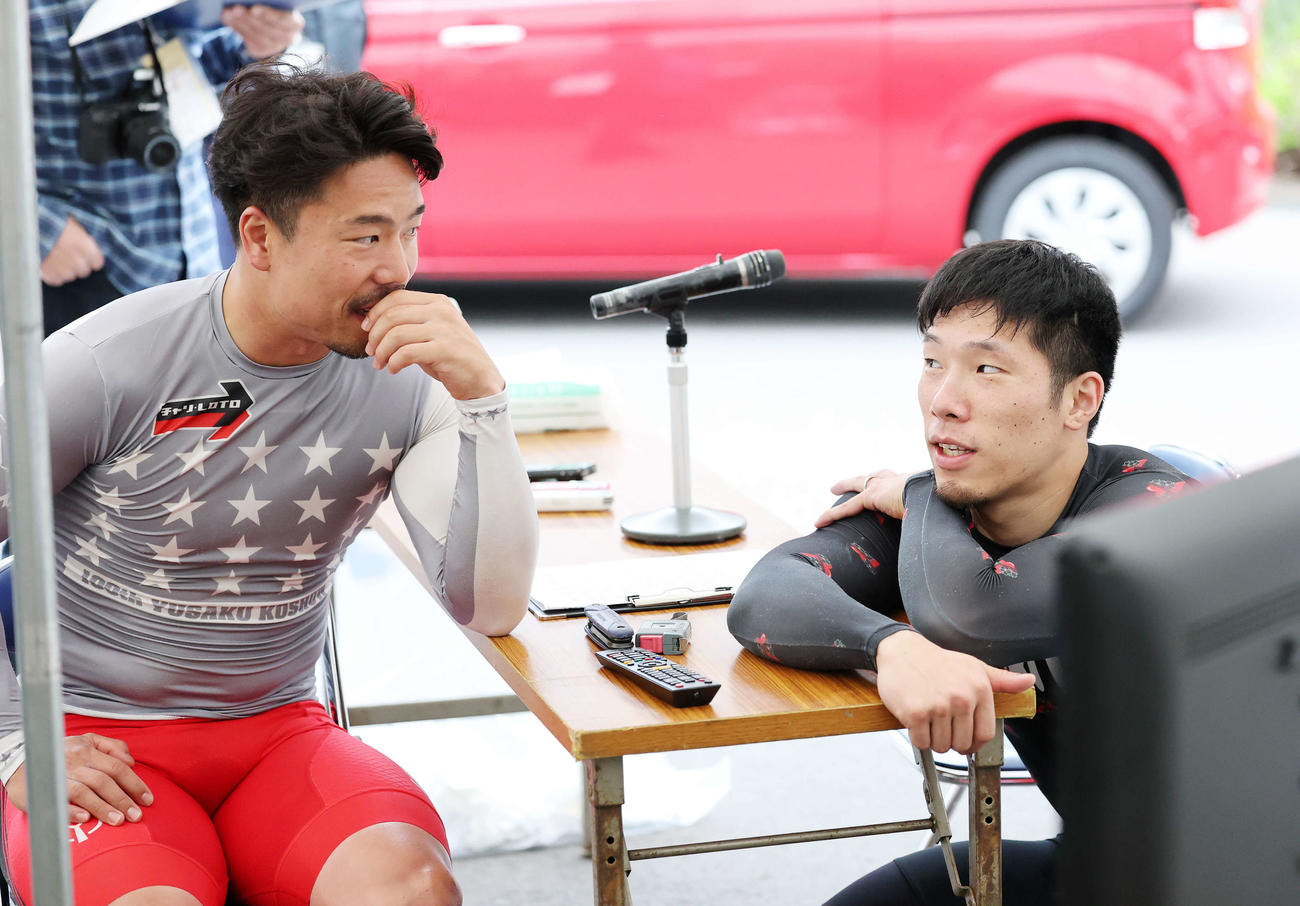 青森12R　レースを振り返る古性優作（左）と寺崎浩平（撮影・鈴木正人）