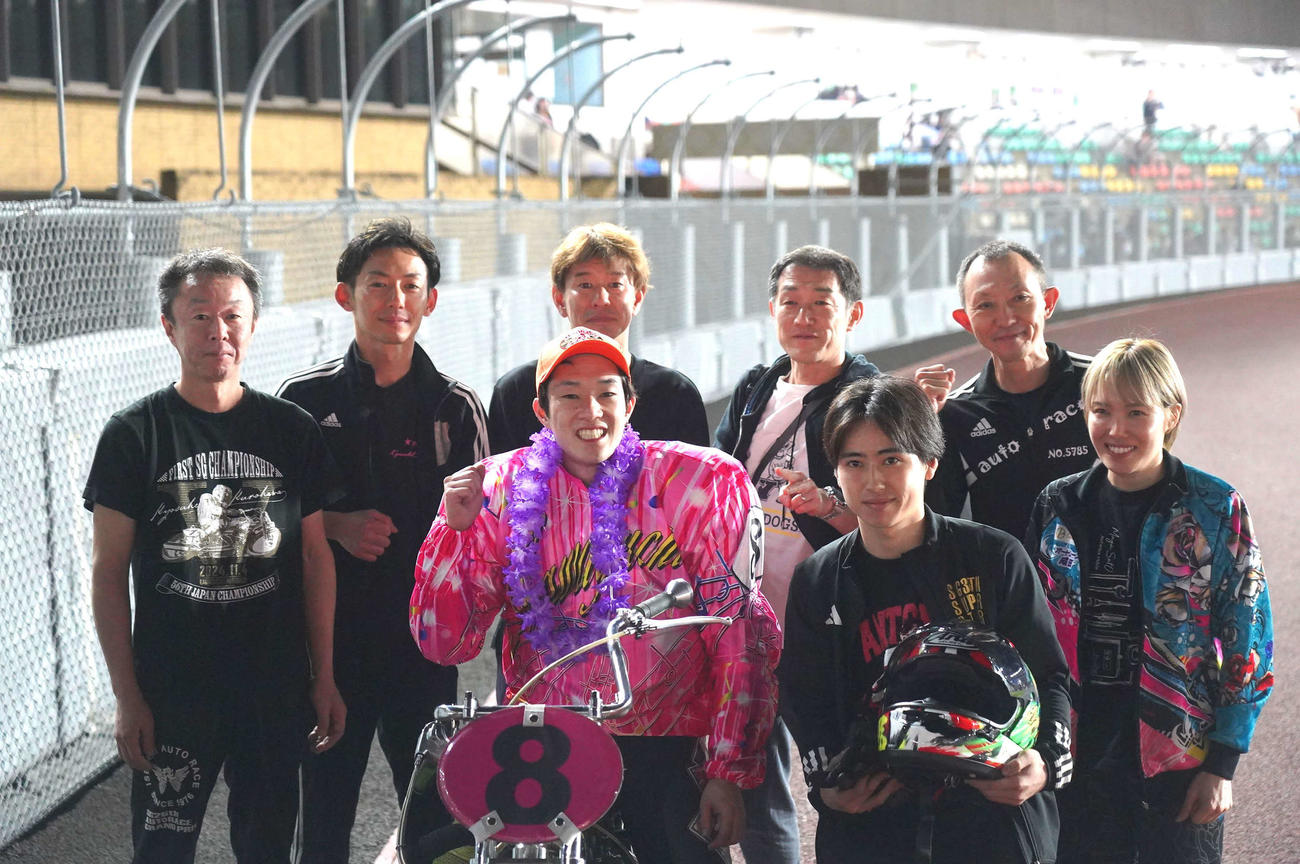 川口記念を優勝した黒川京介（中）が同じ整備グループの選手たちと記念撮影