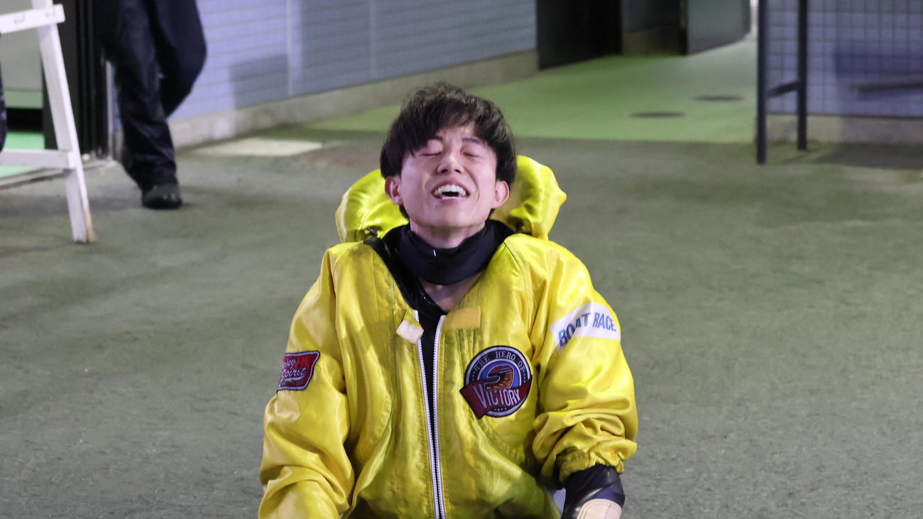 準優9R、道中2番手を走っていた梶山涼斗は、2周1Mで後退して4着となって優出を逃して悔しさのあまり天を仰ぐ（撮影・中森亮）