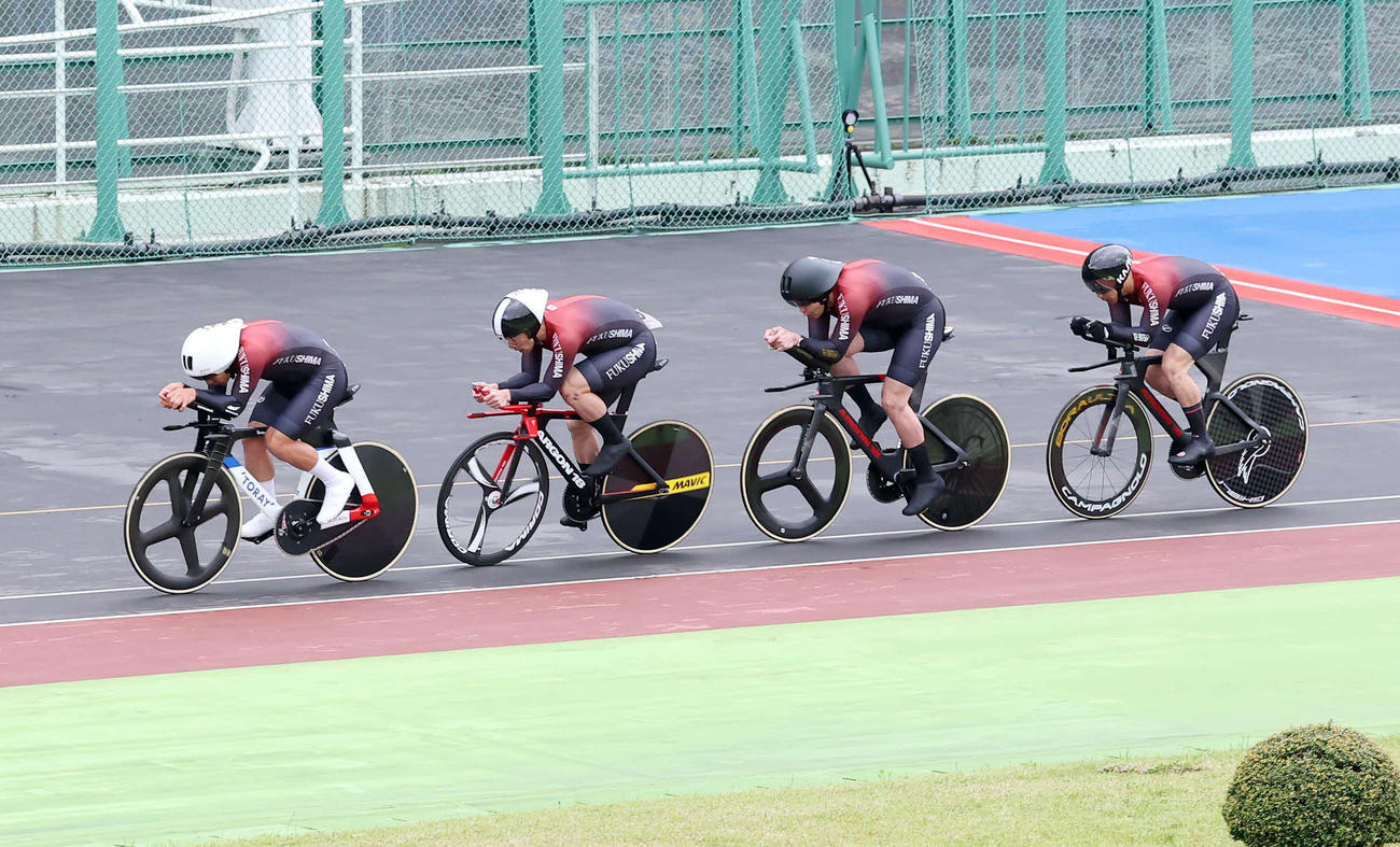 4キロ団体追い抜きで優勝した北日本チーム。左から窪木一茂、佐々木雄一、渡辺正光、須長優太（撮影・鈴木正人）