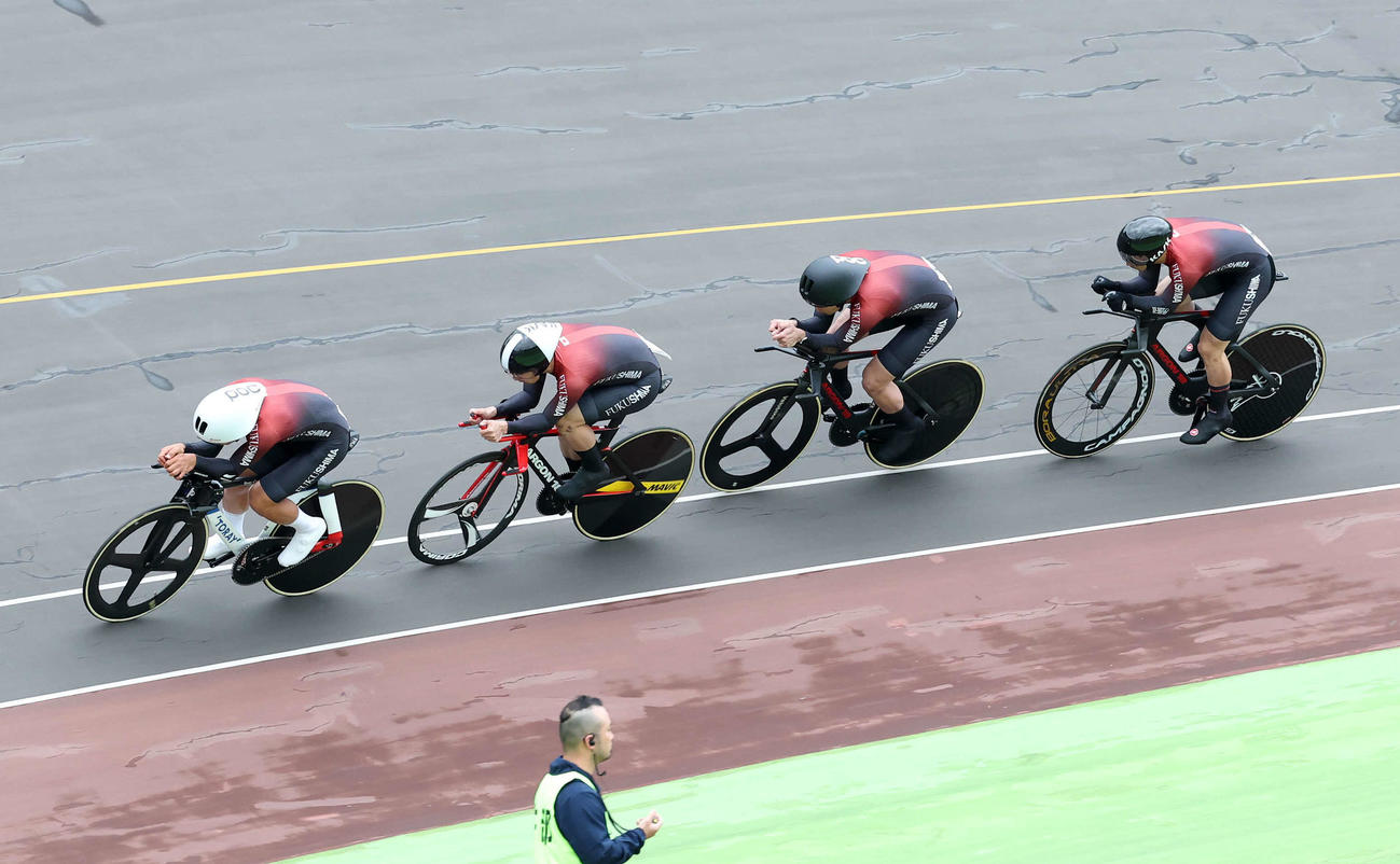 4キロ団体追い抜きで優勝した北日本チーム。左から窪木一茂、佐々木雄一、渡辺正光、須長優太（撮影・鈴木正人）