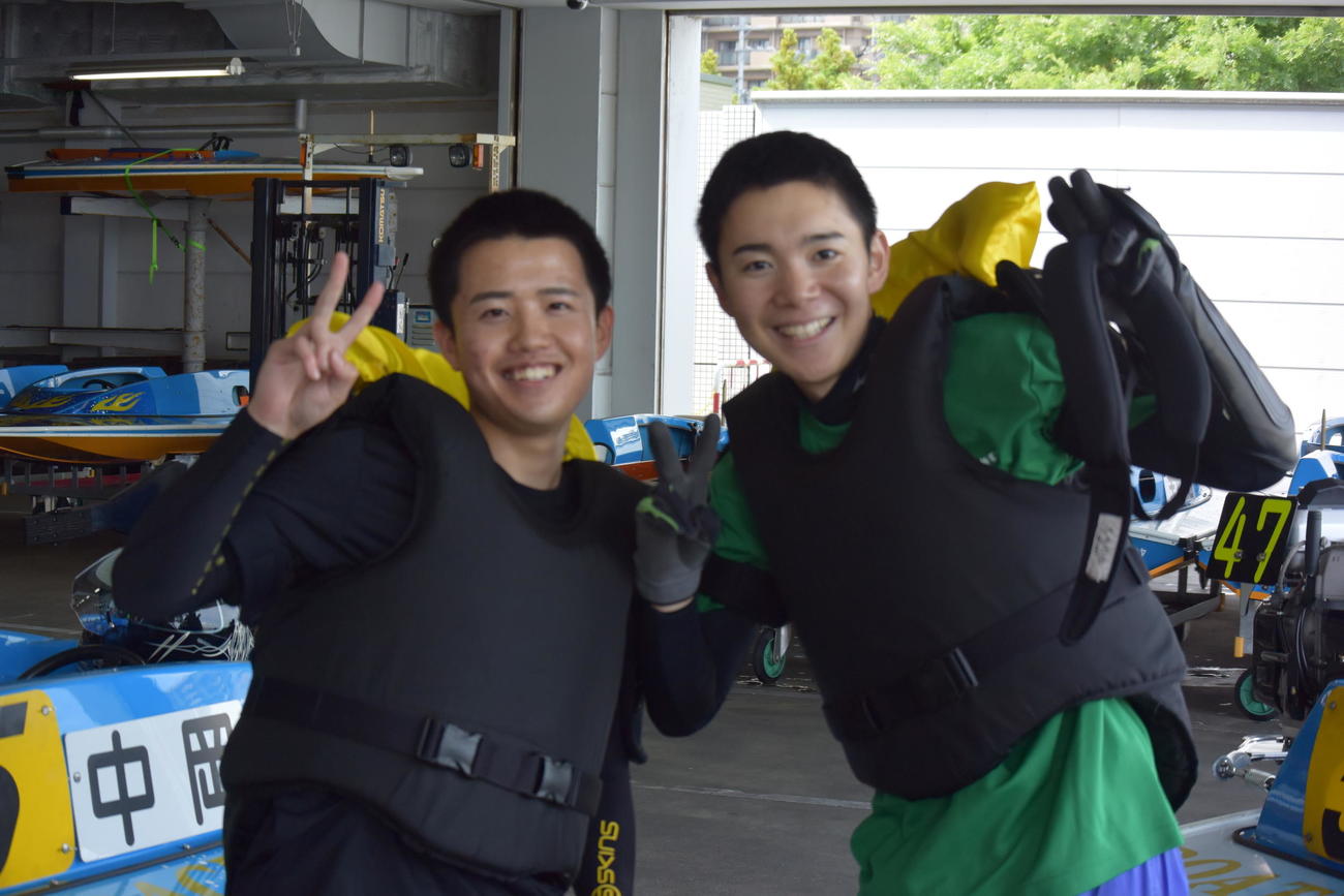 デビュー戦を迎える高村諒（右）が、同期の中岡駿と笑顔を見せた