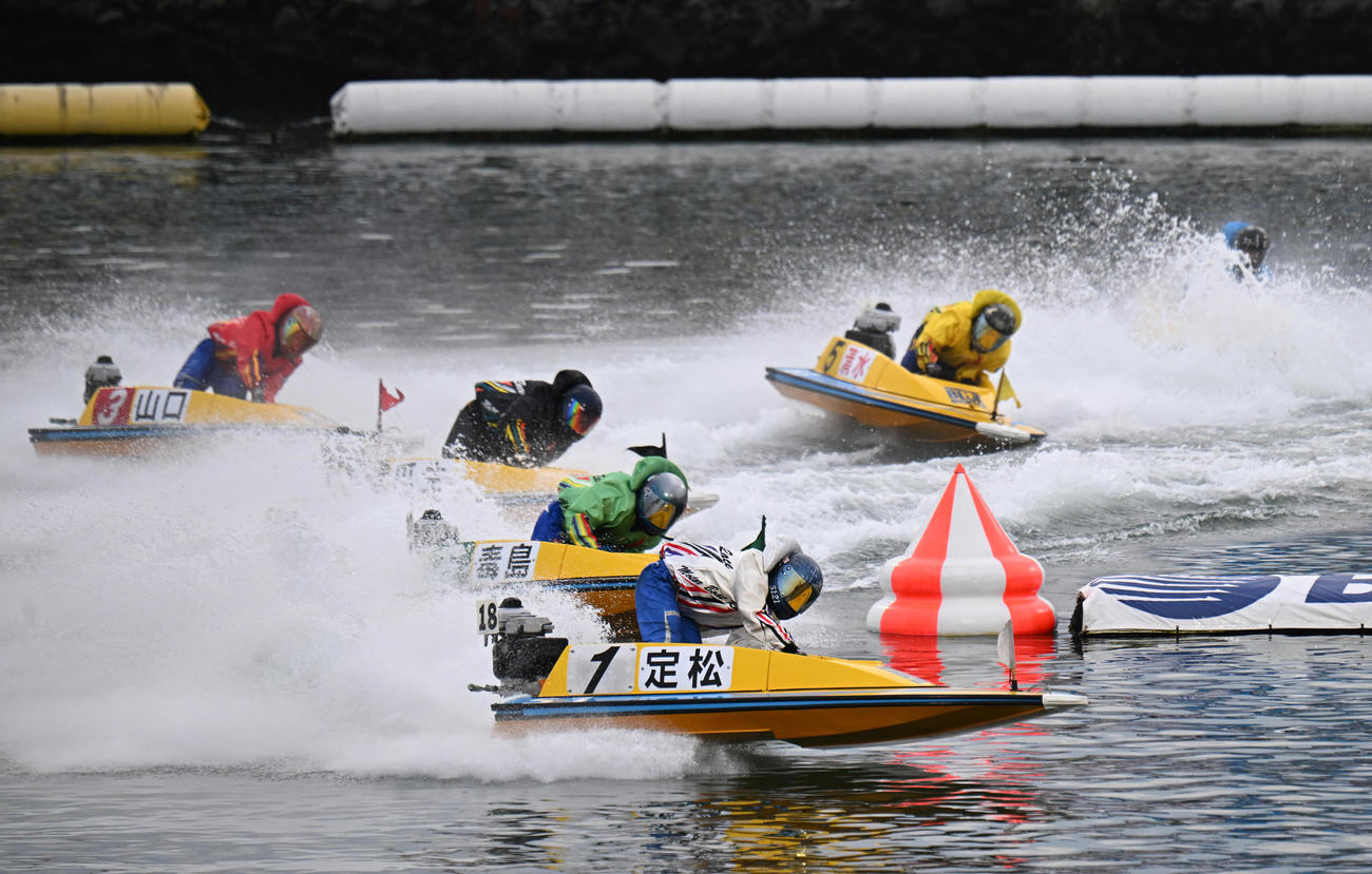 6R、1周目2マークをトップで回る定松勇樹
