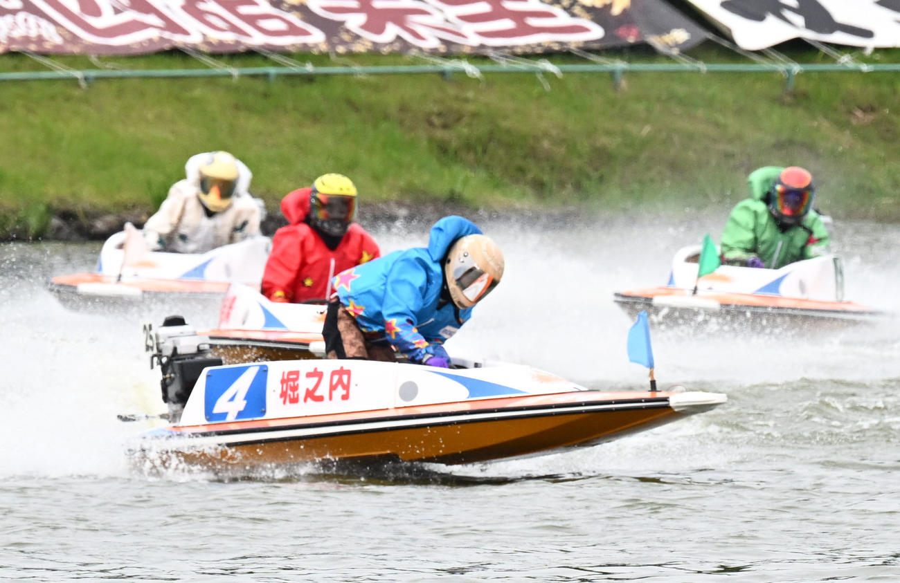 最終周回2マークを先頭に旋回する4号艇の堀之内紀代子（撮影・林敢治）