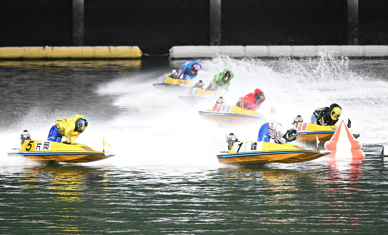 12R・1周2Mをトップで回る1号艇の峰竜太