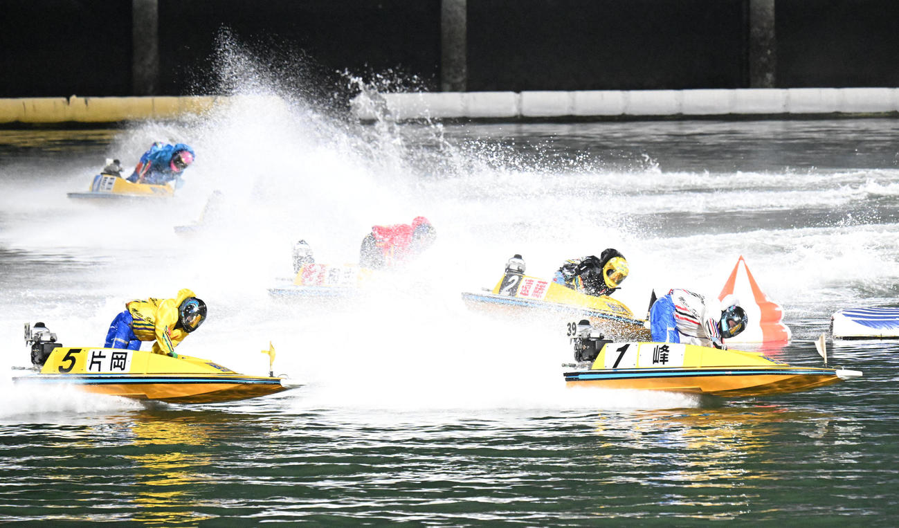 12R・1周2Mをトップで回る1号艇の峰竜太