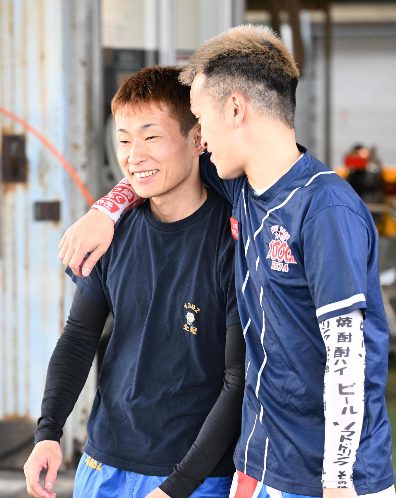 土屋智則と肩を組む西山貴浩