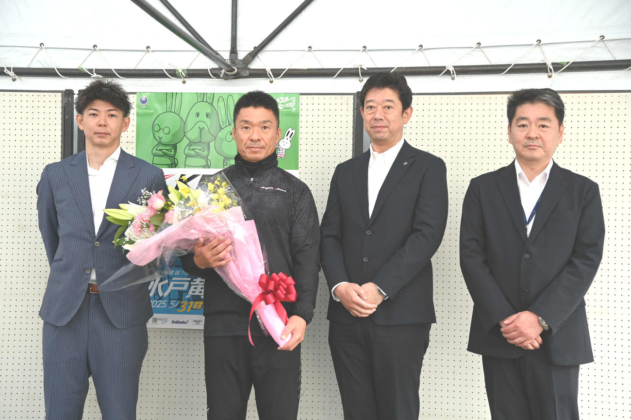 武田豊樹（左から2日目）の500勝達成表彰式で記念撮影に納まる、左から日本競輪選手会茨城支部鈴木謙太郎支部長、JKA斉藤克彦業務執行統括役、茨城県自転車競技事務所所長飯島英明
