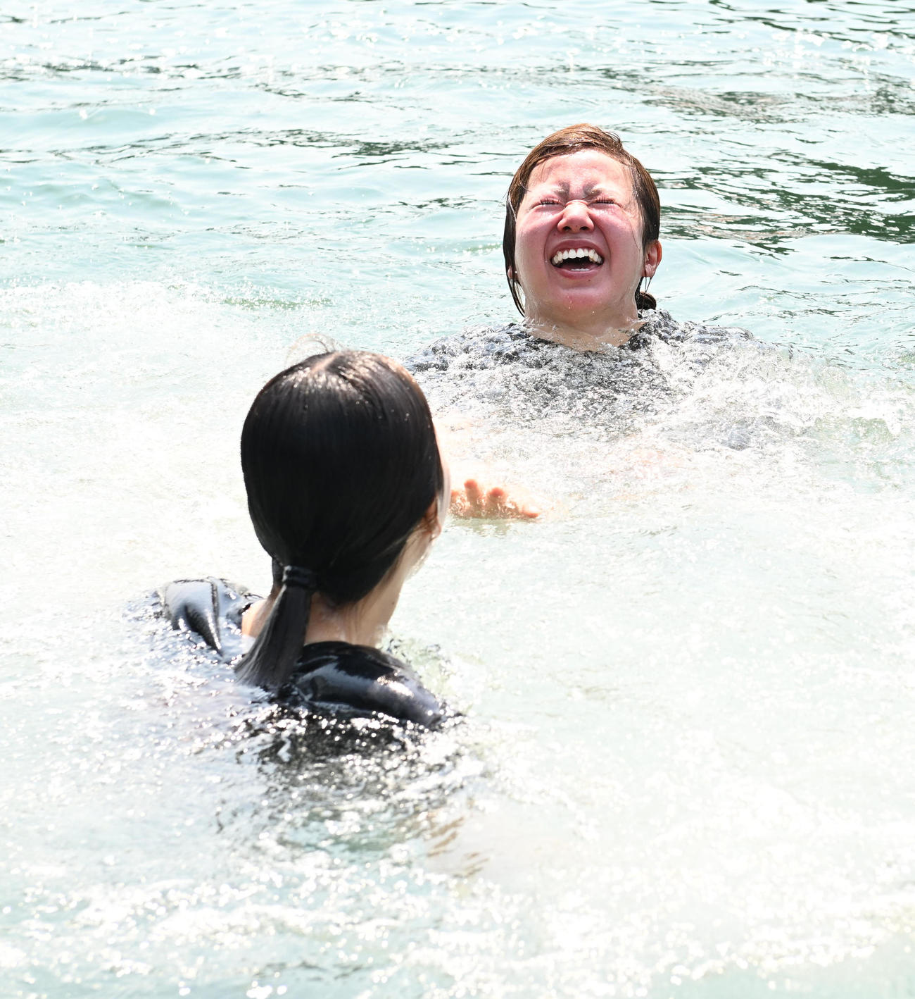 前日SG初勝利の水神祭を受ける川井萌（奥）と同期の清水愛海（撮影・和賀正仁）