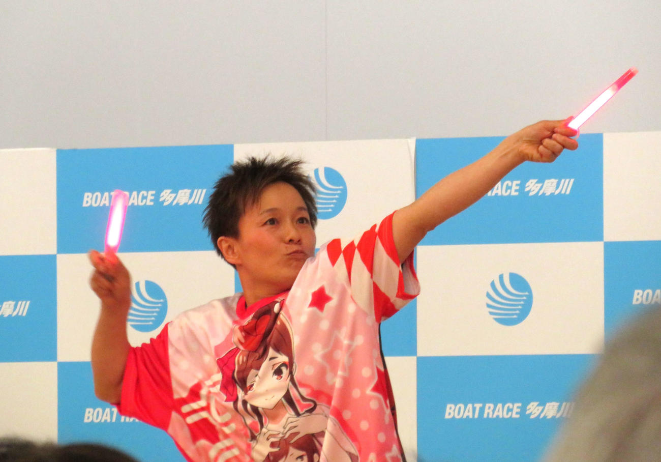 寺島美里がオープニングセレモニーでオタ芸を披露した