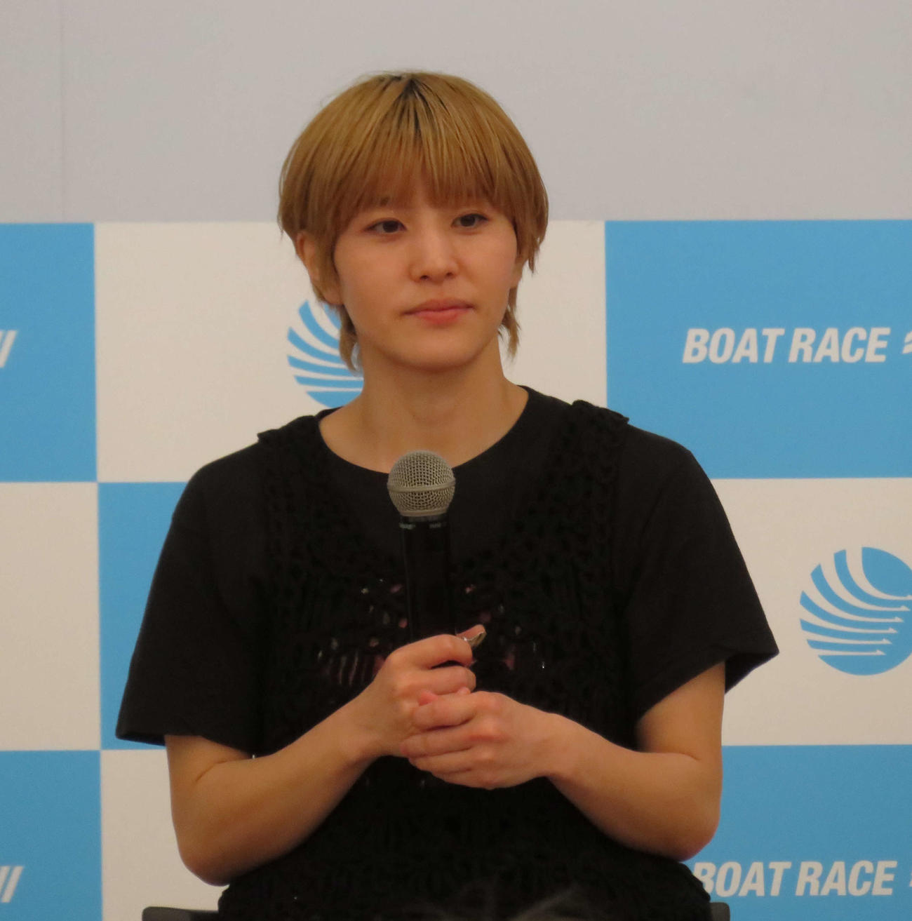 深尾巴恵がトークショーを行う