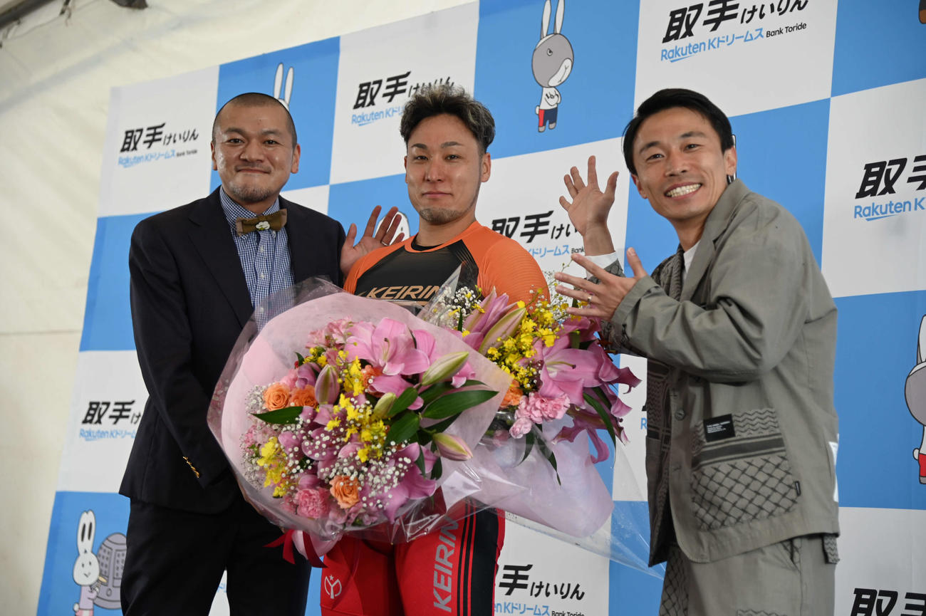 郡司浩平（中央）はカミナリの2人から祝福を受ける