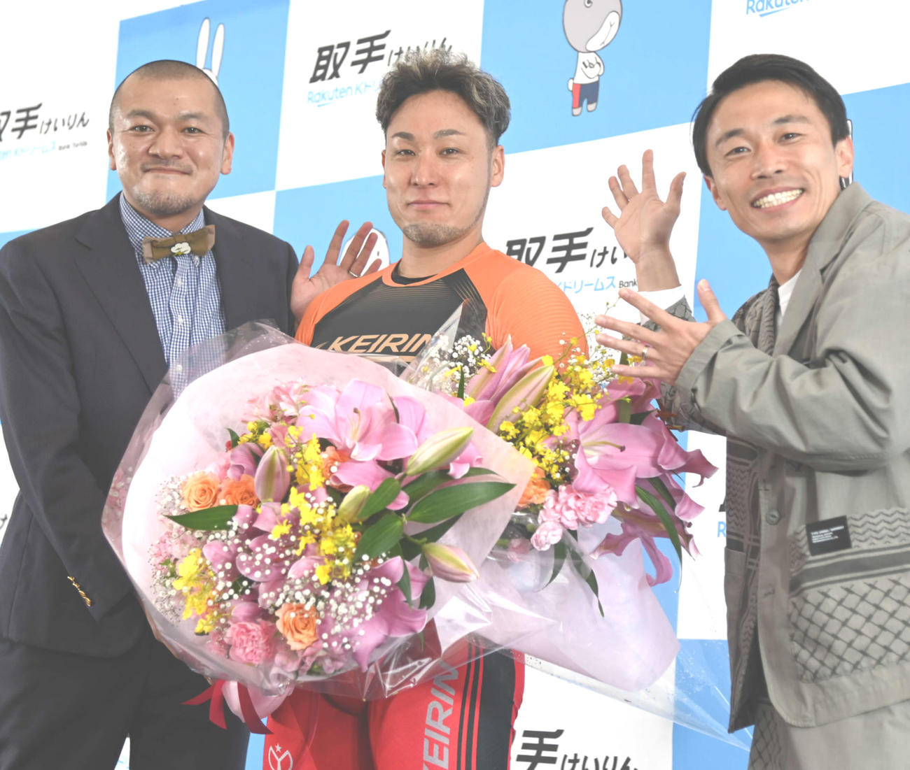 お笑いコンビのカミナリの2人から祝福を受ける郡司浩平（中央）