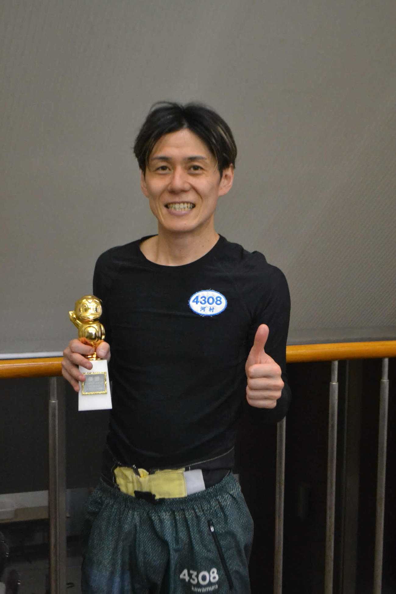 インから押し切った河村了が今年初、若松での初優勝を飾り、かっぱくんトロフィーを手に笑顔を見せた（撮影・中森亮）
