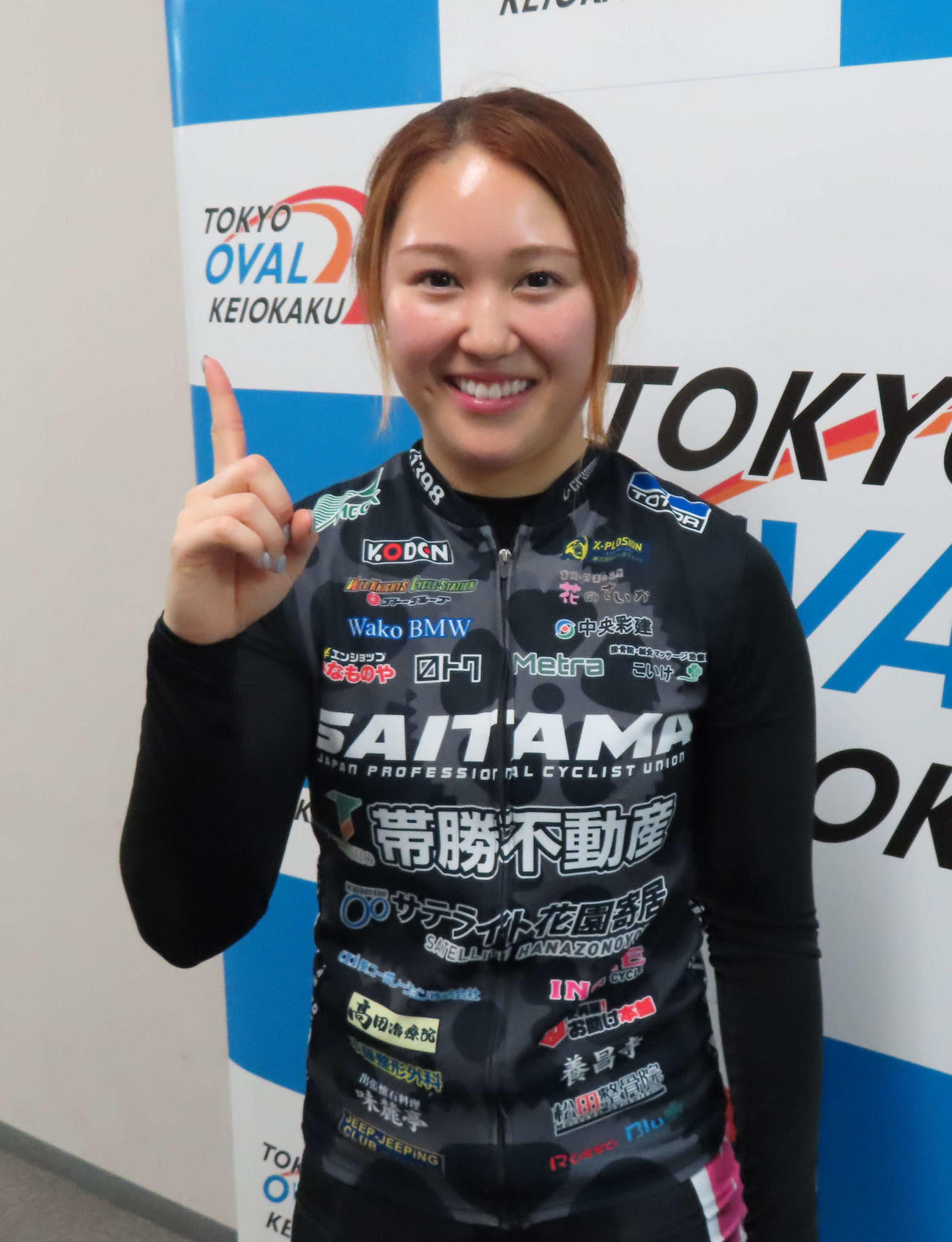 京王閣競輪　右手で通算100勝ポーズを作る藤田まりあ（撮影・野島成浩）