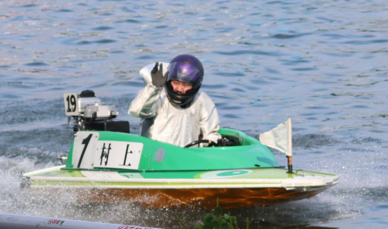村上遼がVを奪取して、尼崎で初のウイニングランを行った