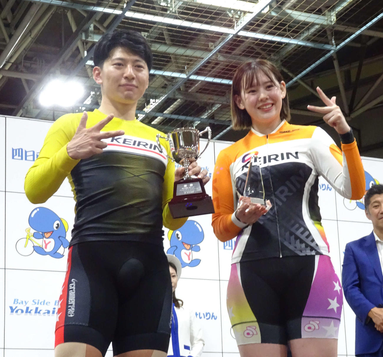 2度目のG3Vの簗田一輝（左）がガールズ優勝の高木佑真と2ショットでポーズ