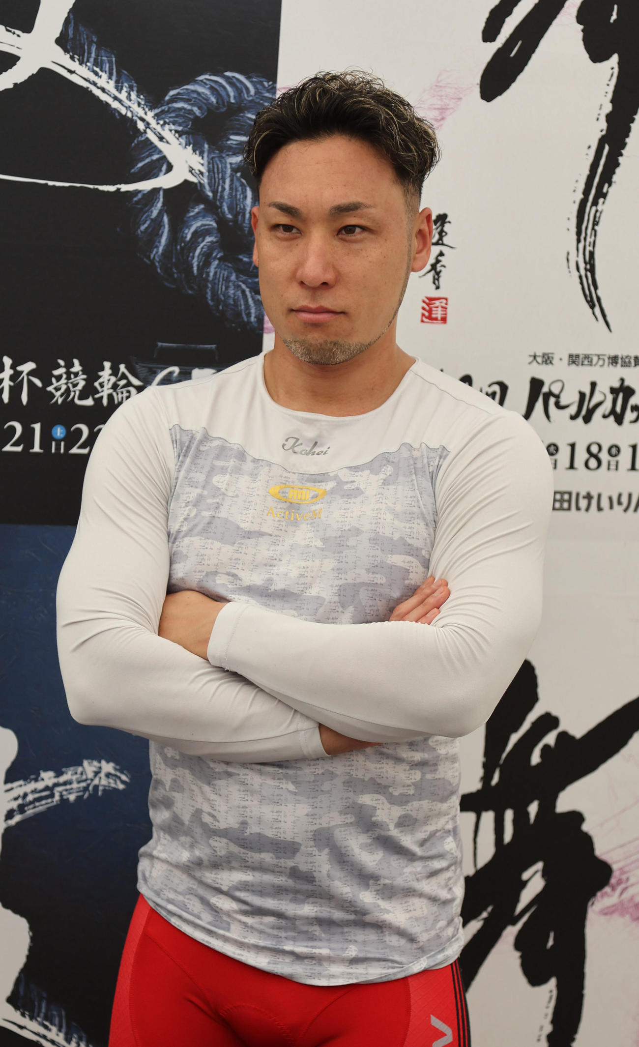 会見のあと写真撮影に応じる郡司浩平（撮影・西尾就之）