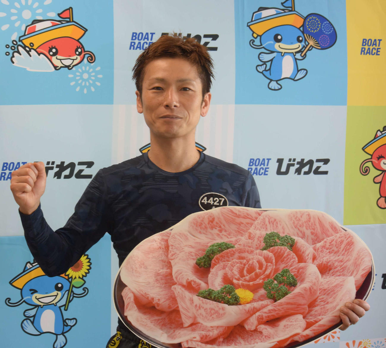 優勝した秦英悟が副賞の近江牛に、笑顔でガッツポーズ