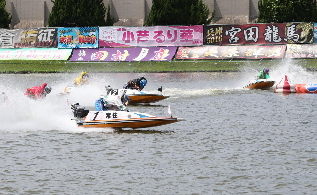 11R 1周2マーク　1着1号艇常住、2着4号中（撮影・梅根麻紀）