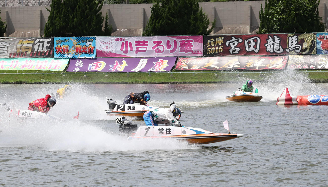 11R 1周2マーク　1着1号艇常住、2着4号中（撮影・梅根麻紀）