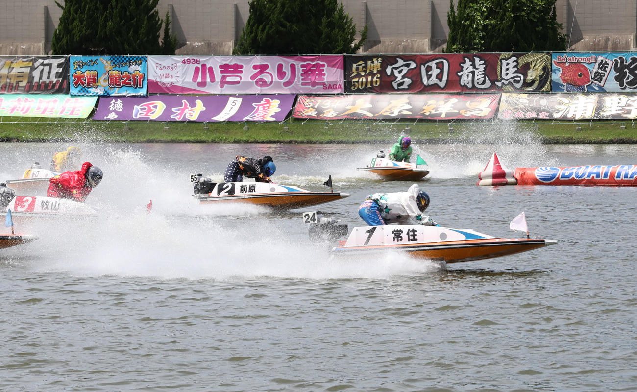 11R 1周2マーク　1着1号艇常住、2着4号中（撮影・梅根麻紀）