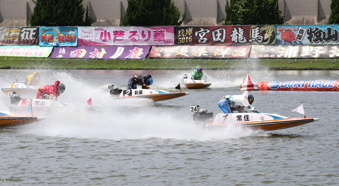 11R 1周2マーク　1着1号艇常住、2着4号中（撮影・梅根麻紀）