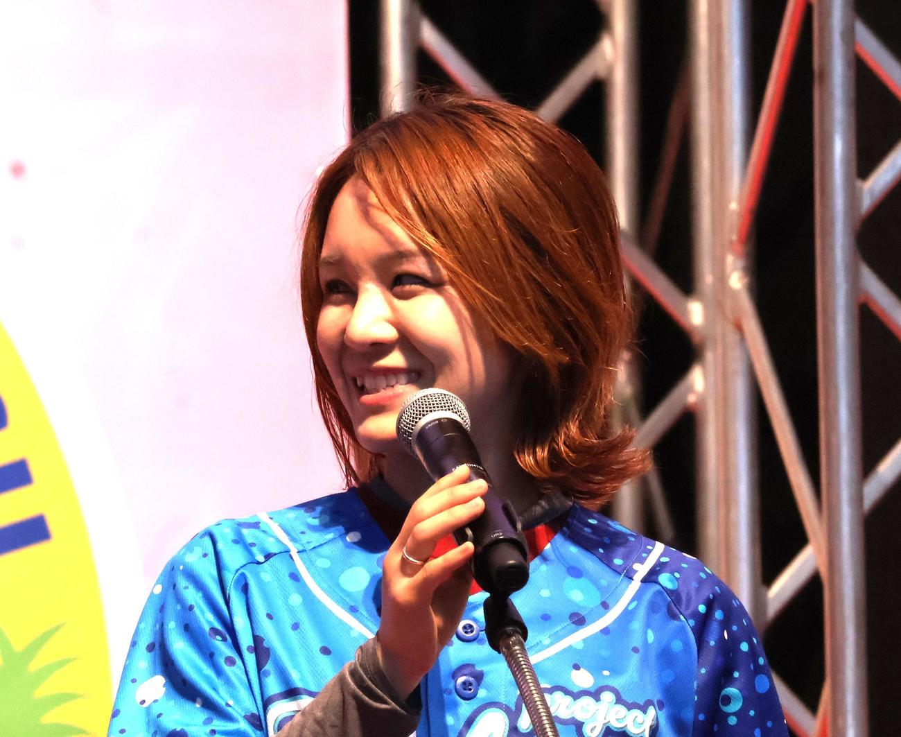 12Rの1stドリーム3枠で登場する前田紗希は笑顔でインタビューに答える（撮影・中森亮）