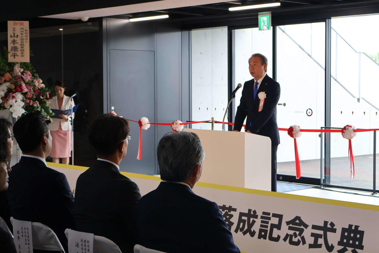 落成式主催者あいさつをする武井政一飯塚市長