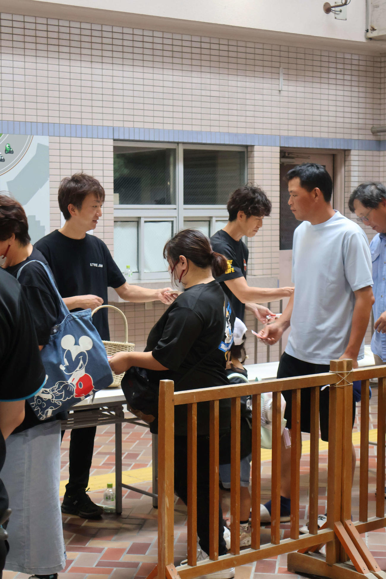15時30分の開門には荒尾聡（左）と篠原睦がお迎えをした