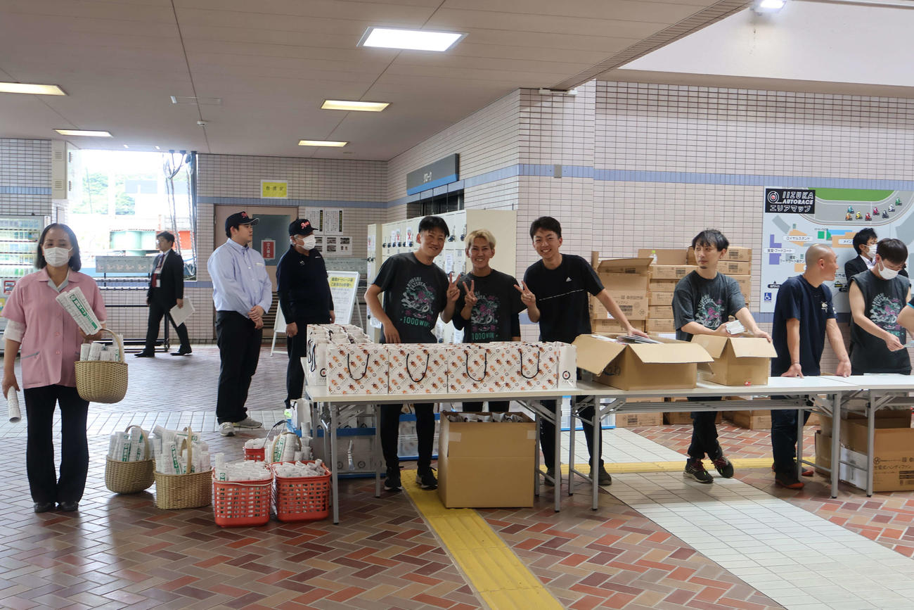 来場記念品を前に若手選手たちが記念のピース