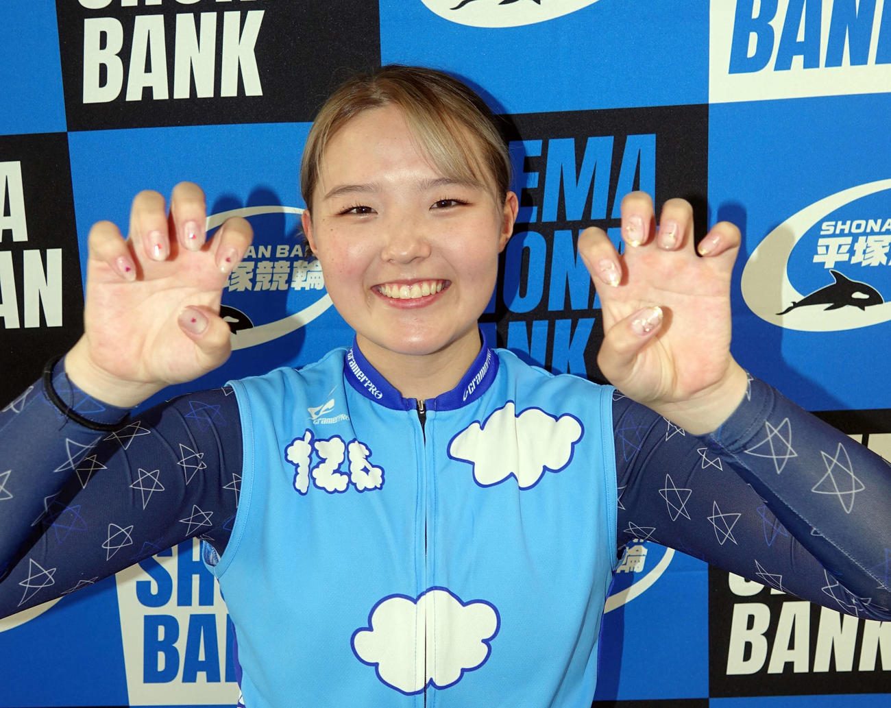 「新しいネイルに変えました」と伊藤優里