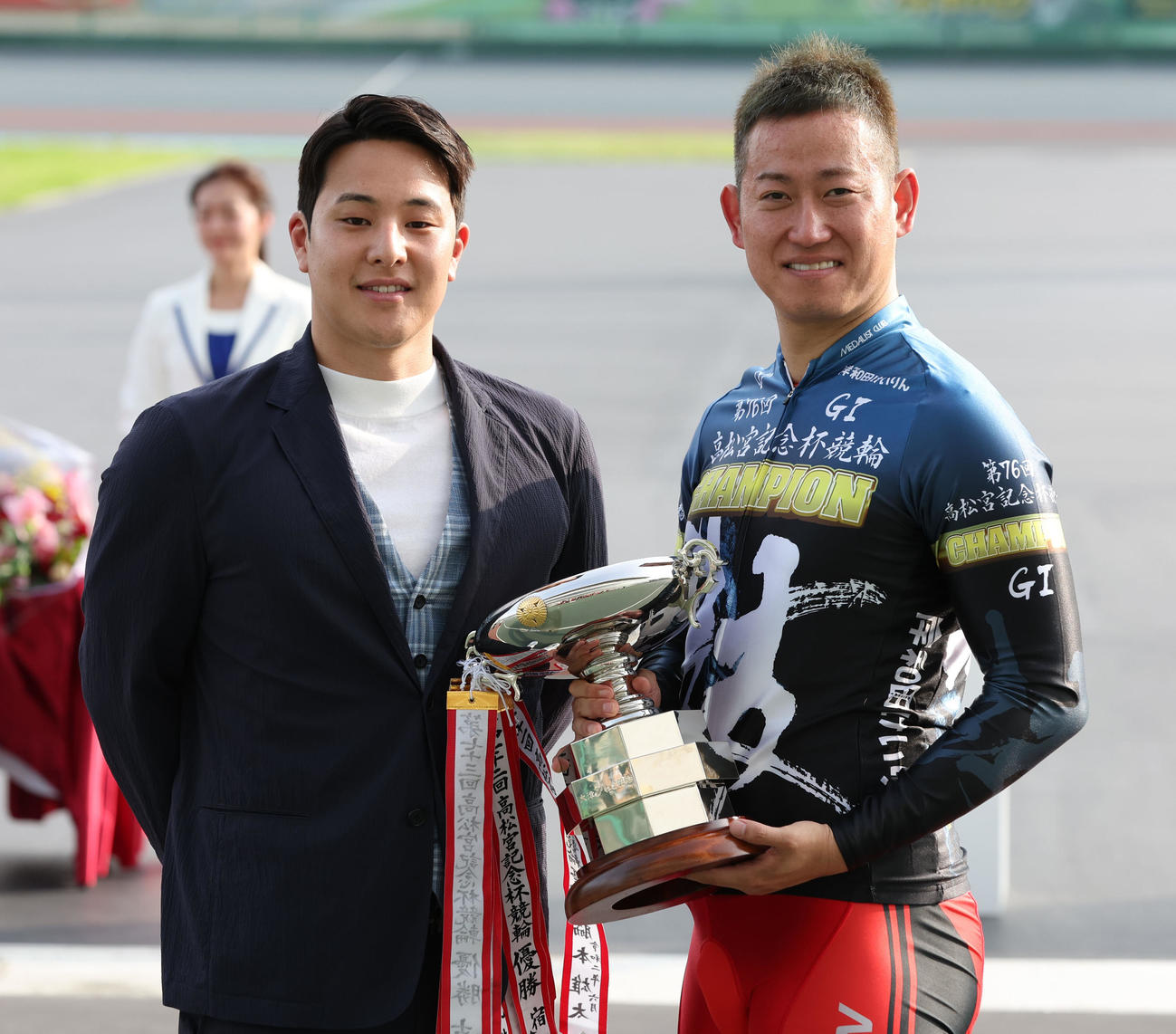 岸和田競輪　高松宮記念杯決勝　優勝した脇本雄太（右）はプレゼンターの競泳選手の瀬戸大也と優勝カップを手に記念写真に納まる（撮影・西尾就之）＝岸和田競輪場、2025年6月22日