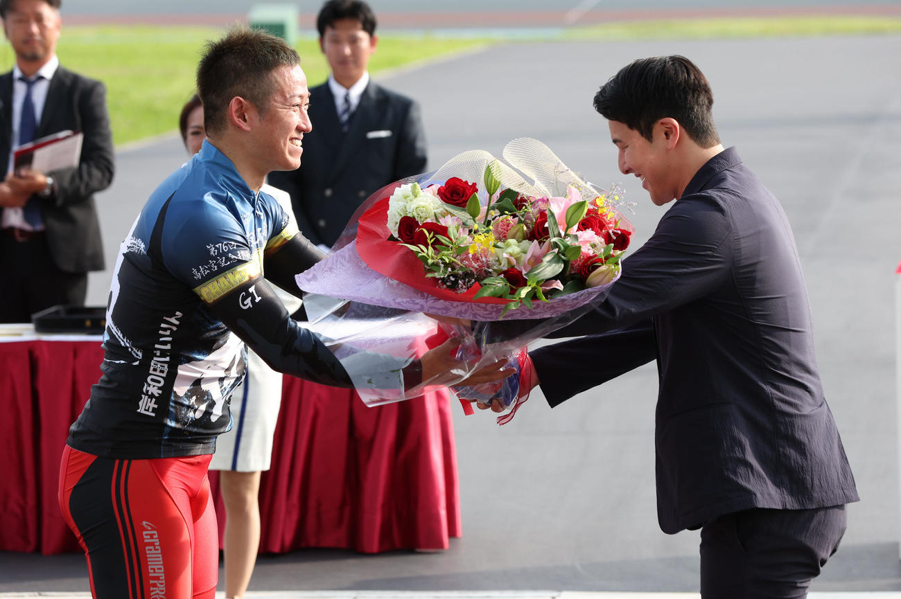 岸和田競輪　高松宮記念杯決勝　優勝した脇本雄太（左）はプレゼンターの競泳選手の瀬戸大也から花束を受け取る（撮影・西尾就之）＝岸和田競輪場、2025年6月22日