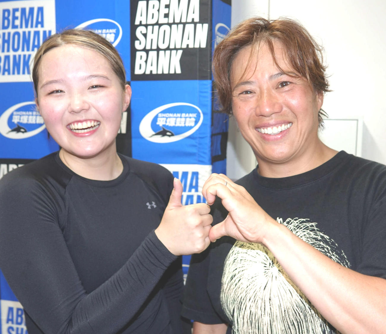 加瀬加奈子（右）は予1で先行争いした伊藤優里とポーズ