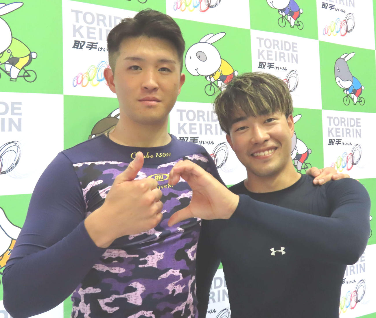 片思いハートポーズを作る岡部伶音（左）と小堀敢太