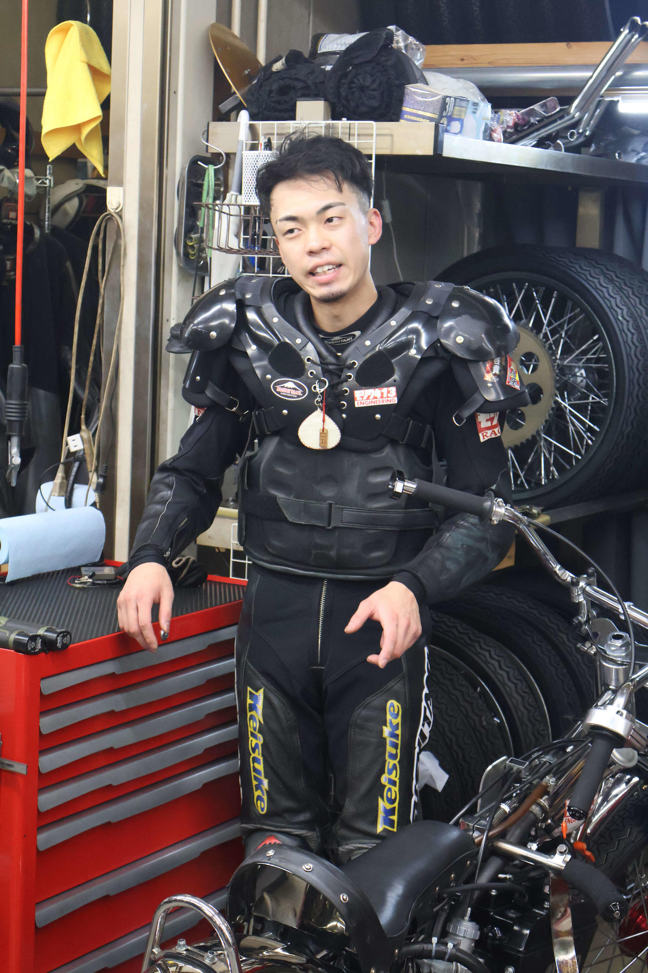 快勝した栗原佳祐だがハンドル周りに違和感がある様子