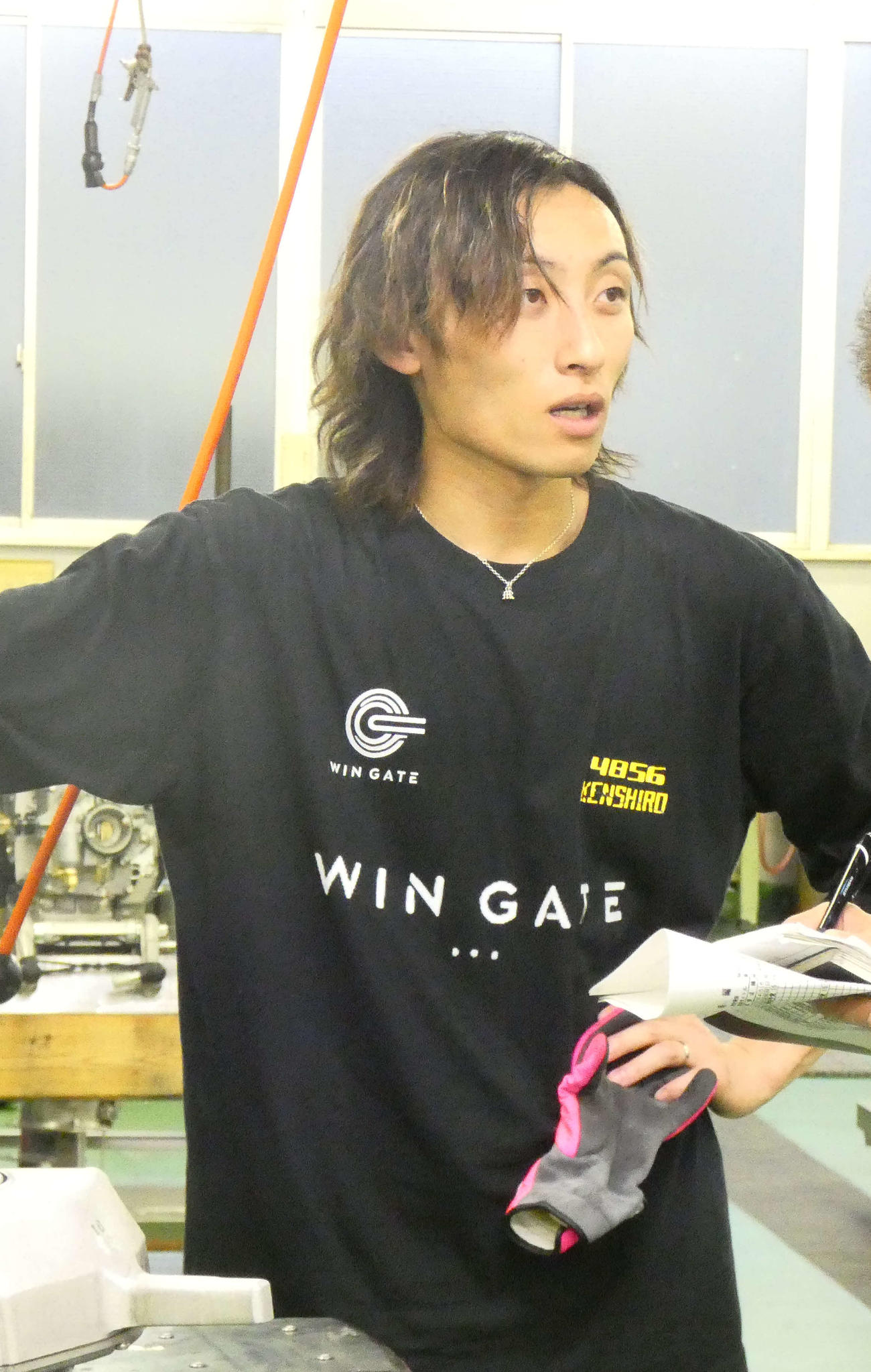 豊田健士郎がペラの仕上げを急ぐ（撮影・前原一樹）