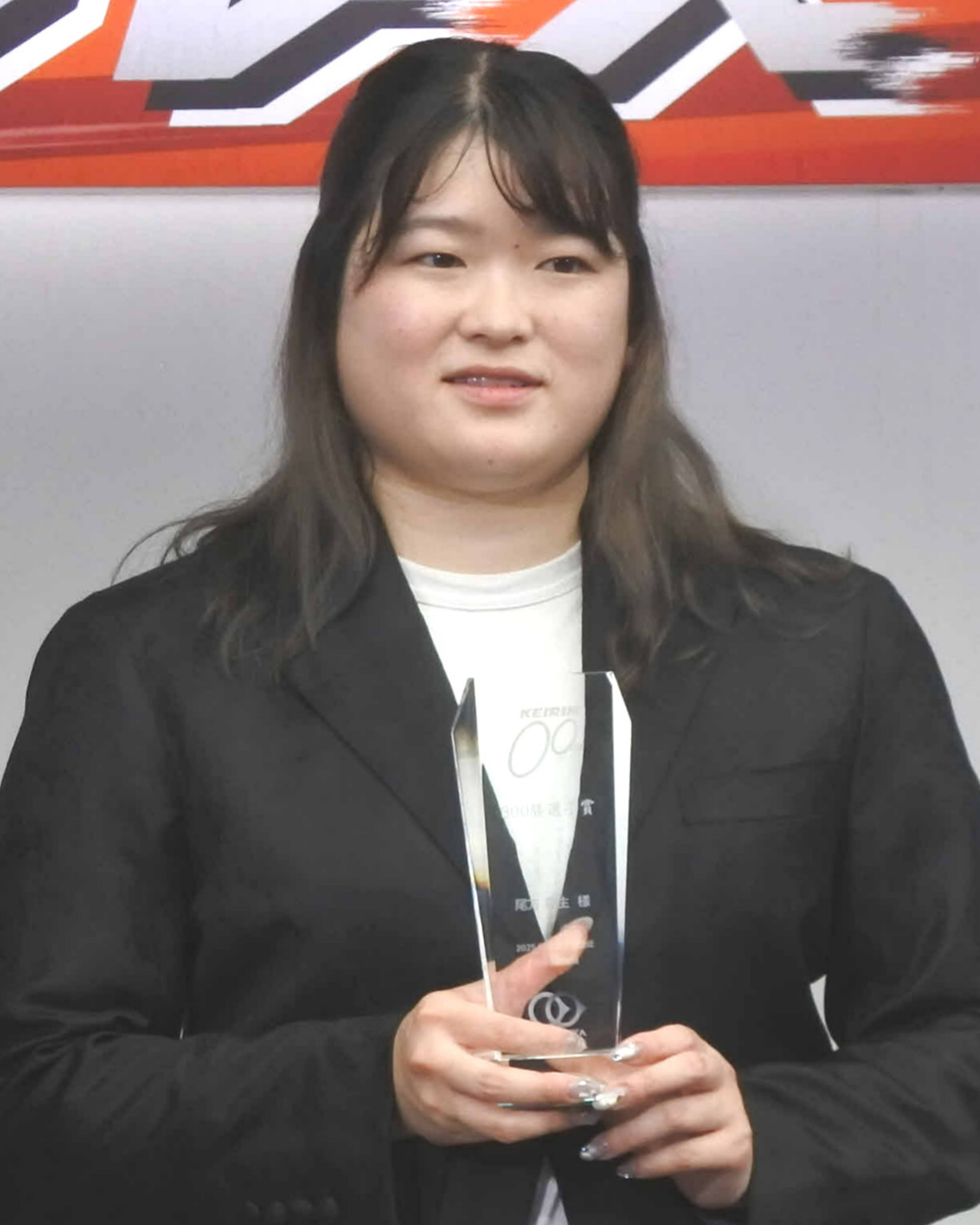 通算300勝の記念品を手にする尾方真生