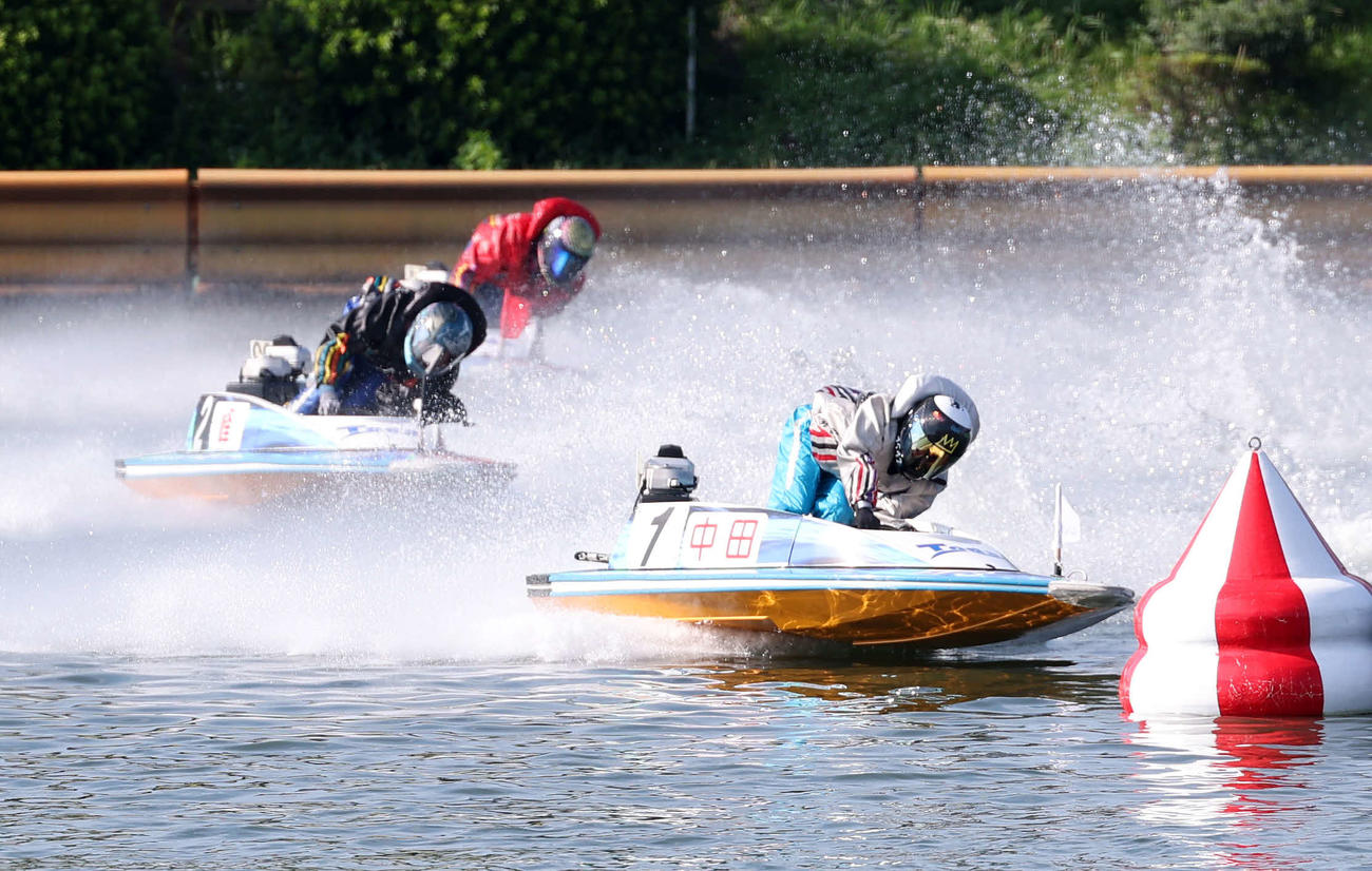 戸田11R　準決勝戦を制した中田（右）（撮影・鈴木正人）