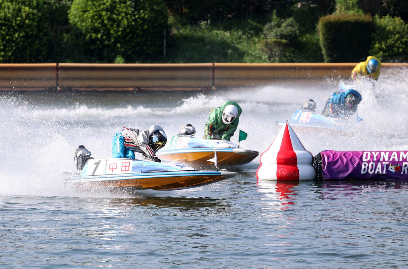 戸田11R　準決勝戦を制した中田（手前）（撮影・鈴木正人）